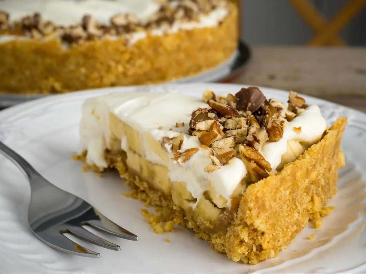 Kawałek pysznego Banoffee Pie z bananami, kremem i orzechami. Idealny przepis na deser.