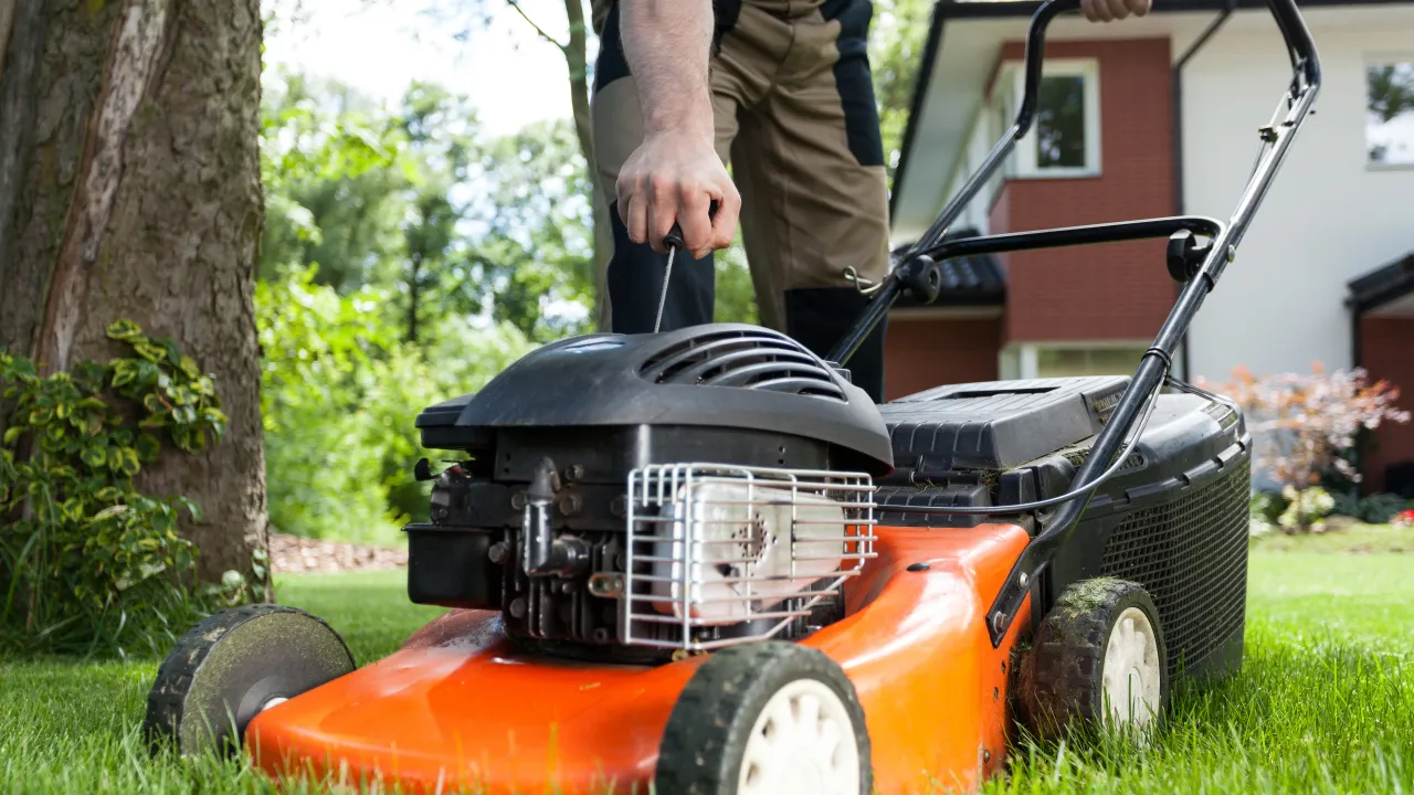 Naprawa kosiarki spalinowej problemy z odpalaniem