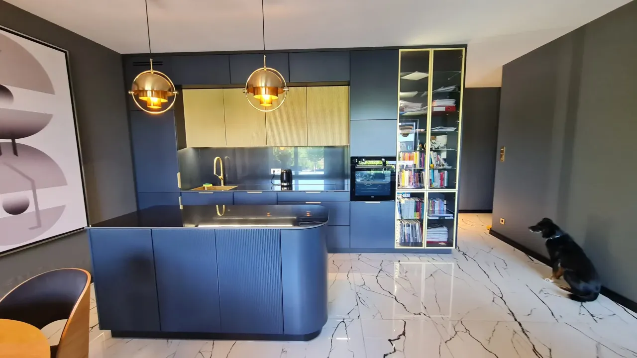 kuchnia zabudowa na wymiar trwale połączona z budynkiem