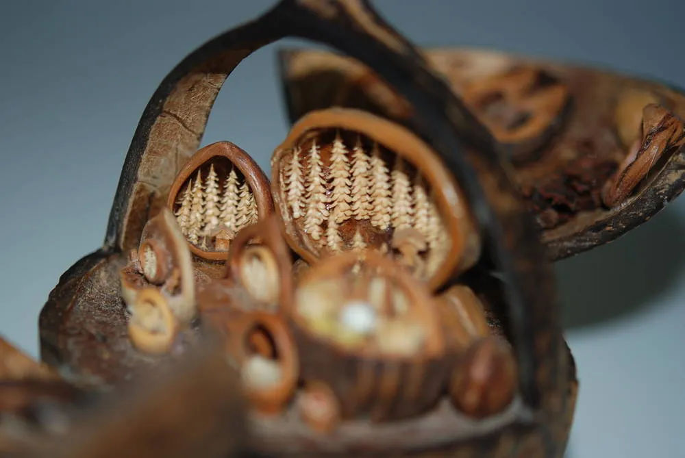 detaillierte Nussskulptur Mikroschnitzerei