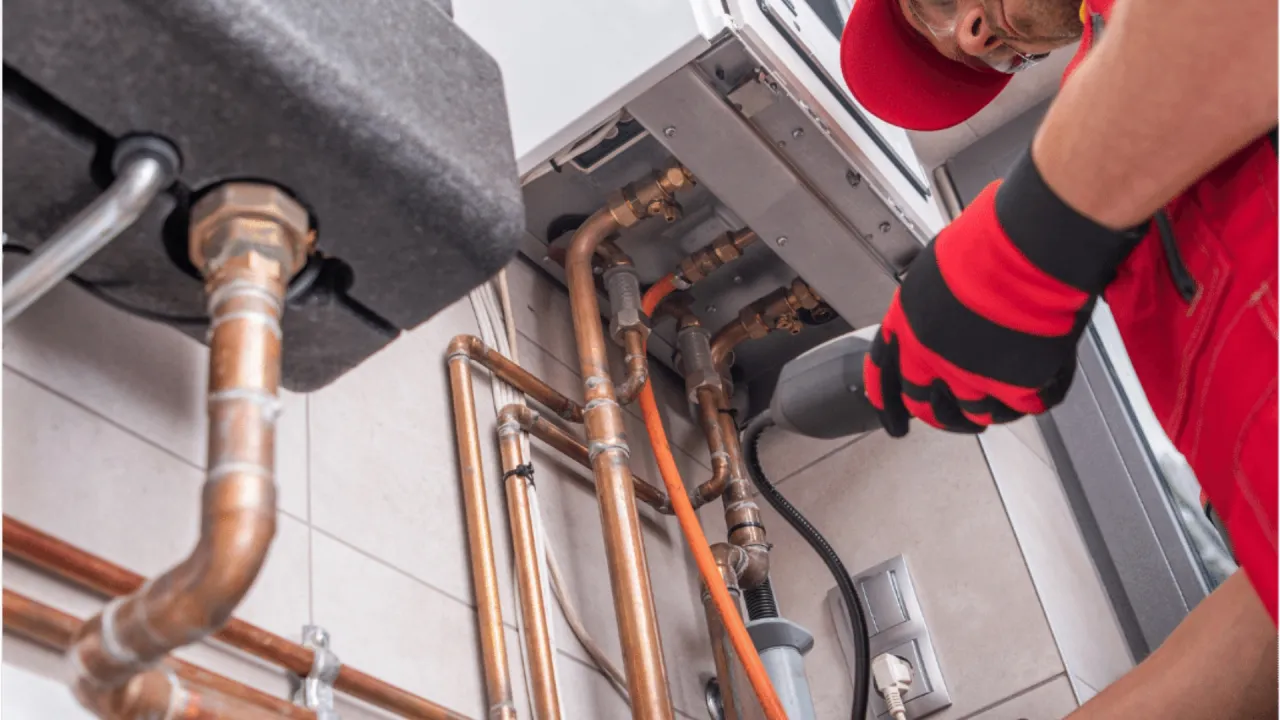 Hydraulik podłącza piec gazowy