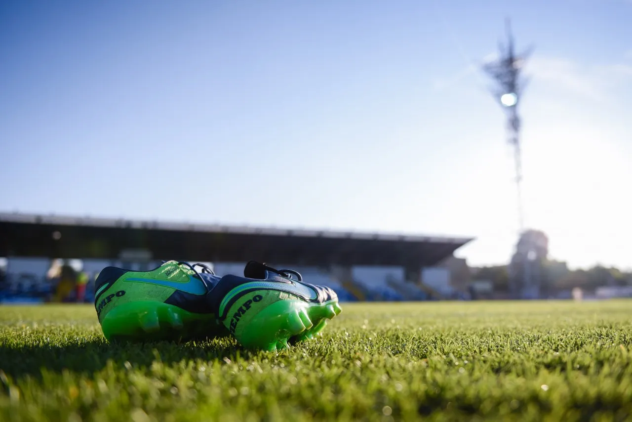 Okno transferowe piłka nożna, piłkarz podpisujący kontrakt, negocjacje transferowe