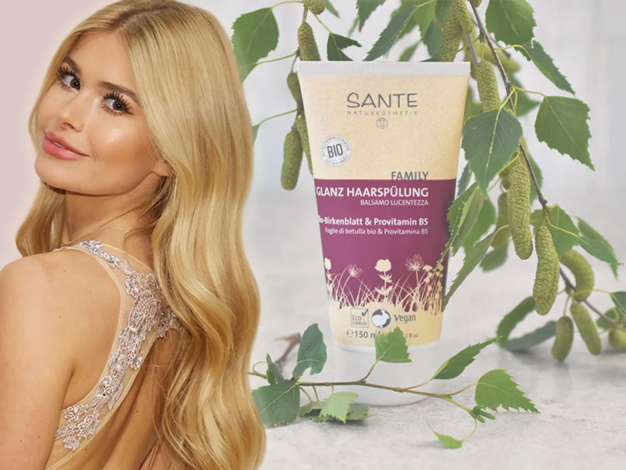 Frau pflegt ihre blonden Haare mit Maske