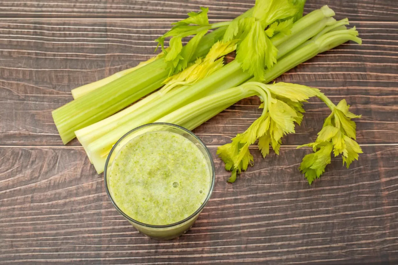 różne zielone warzywa do koktajli