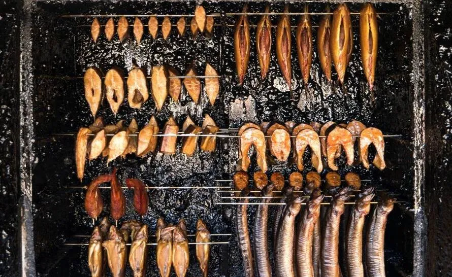 r&oacute;żne rodzaje drewna do wędzenia ryb