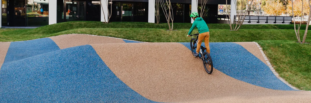 naturalne nawierzchnie plac zabaw porównanie