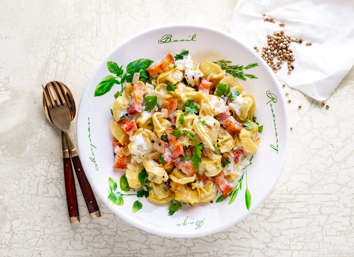 różne rodzaje tortellini z sosami