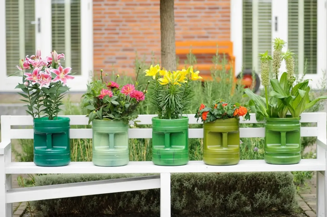 dekoracje z kwiatów z recyklingu