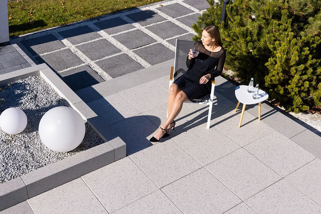 Nowoczesne płyty wielkoformatowe na tarasie lub podjeździe