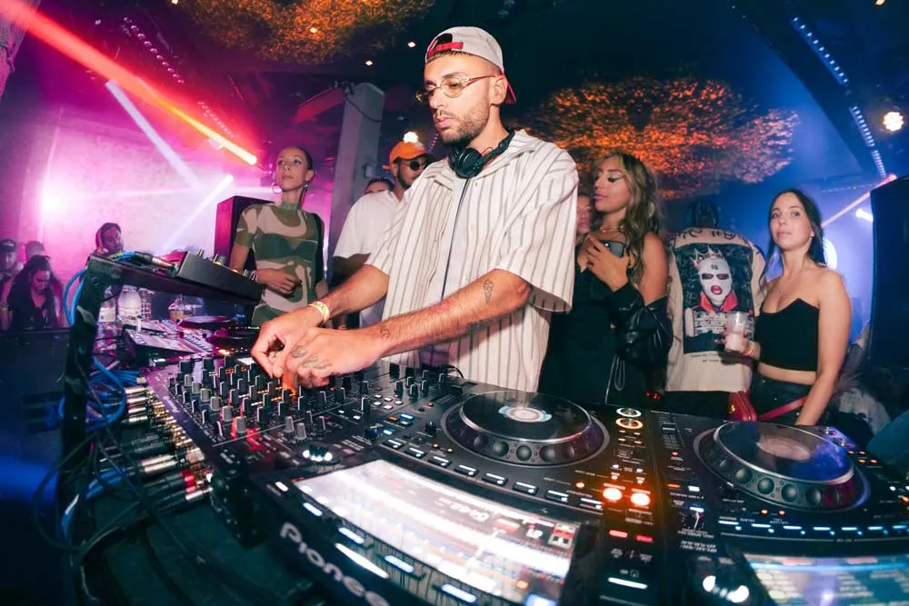 dj grający w klubie, networking dj