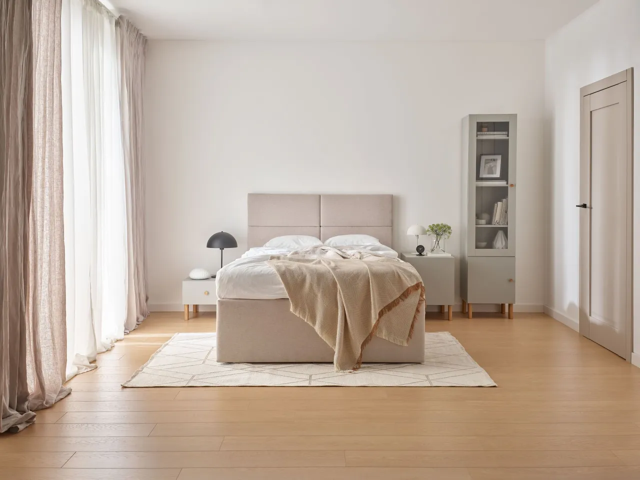 Łóżko z pojemnikiem mała sypialnia