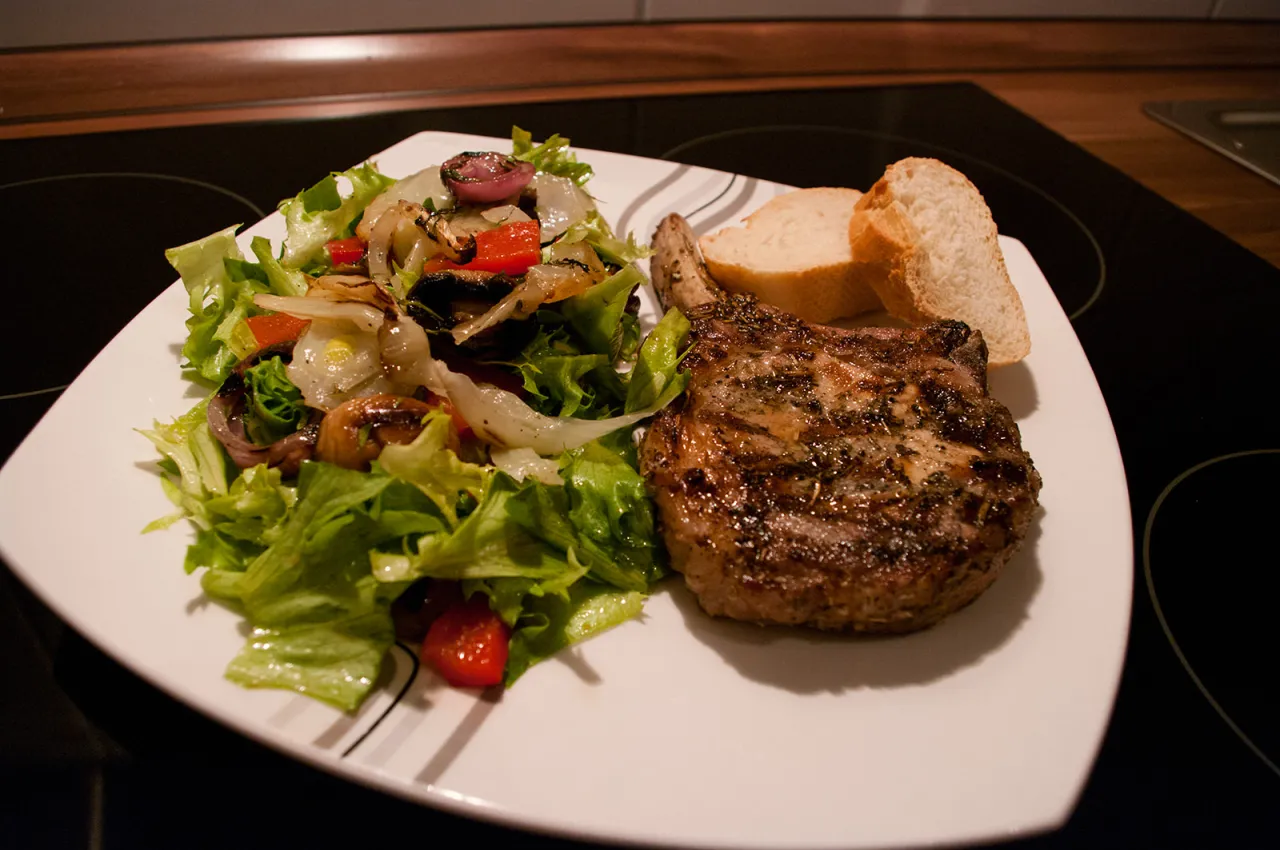 Gegrilltes Steak mit Beilagensalat auf einem Teller
