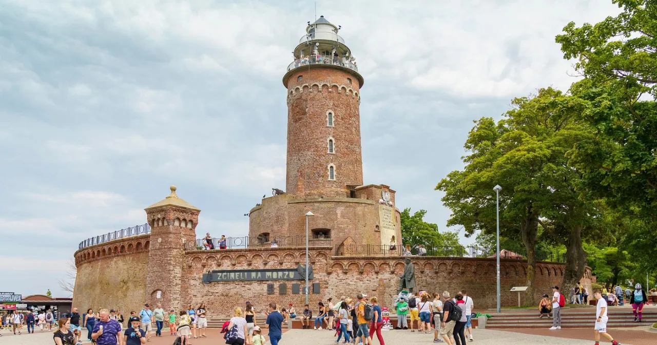 Kołobrzeg molo latarnia morska bazylika ratusz