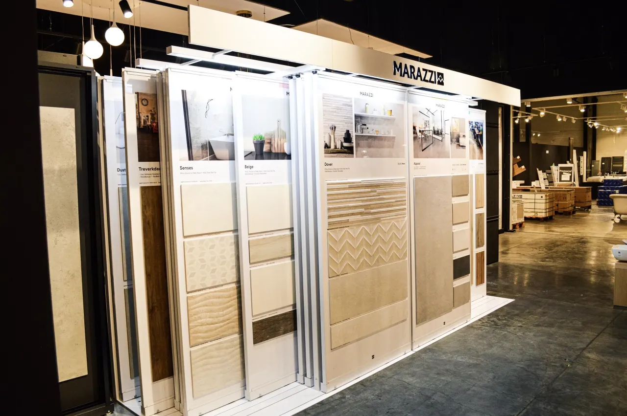 Wybór płytek do łazienki w salonie Marazzi. Różnorodne wzory i kolory, od klasycznych po nowoczesne, pomogą Ci znaleźć idealne rozwiązanie.