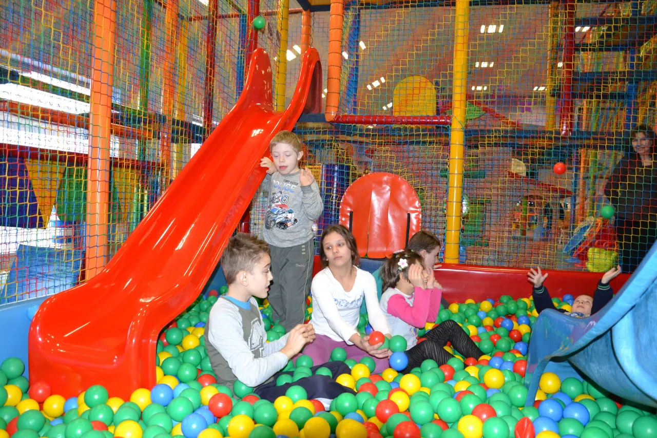 Dziecko skacze na hula kuli, rozw&oacute;j koordynacji