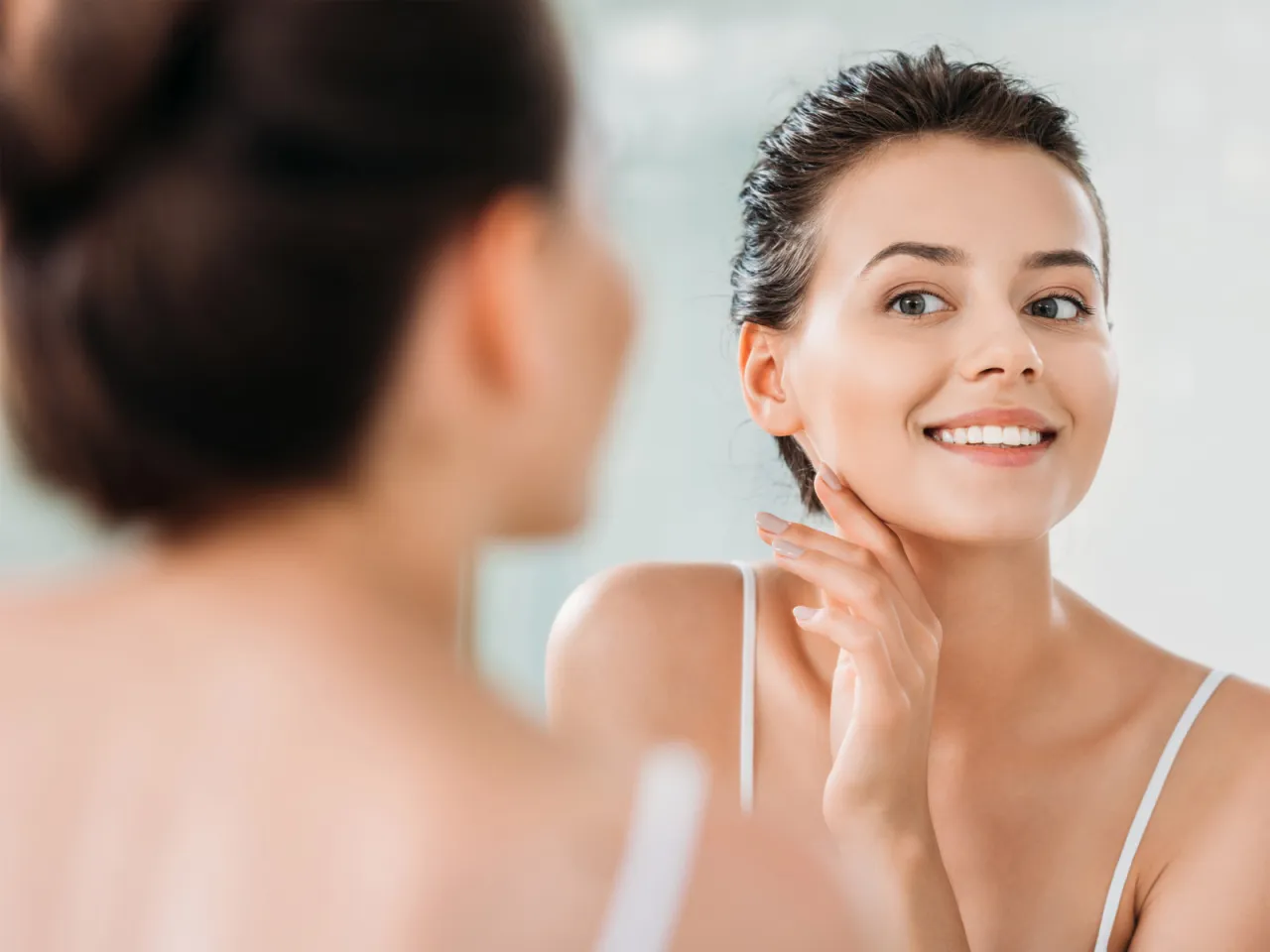 kobieta wykonująca codzienną pielęgnację twarzy