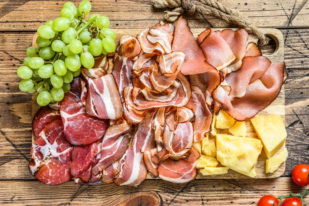 r&oacute;żne rodzaje szynek do sałatek