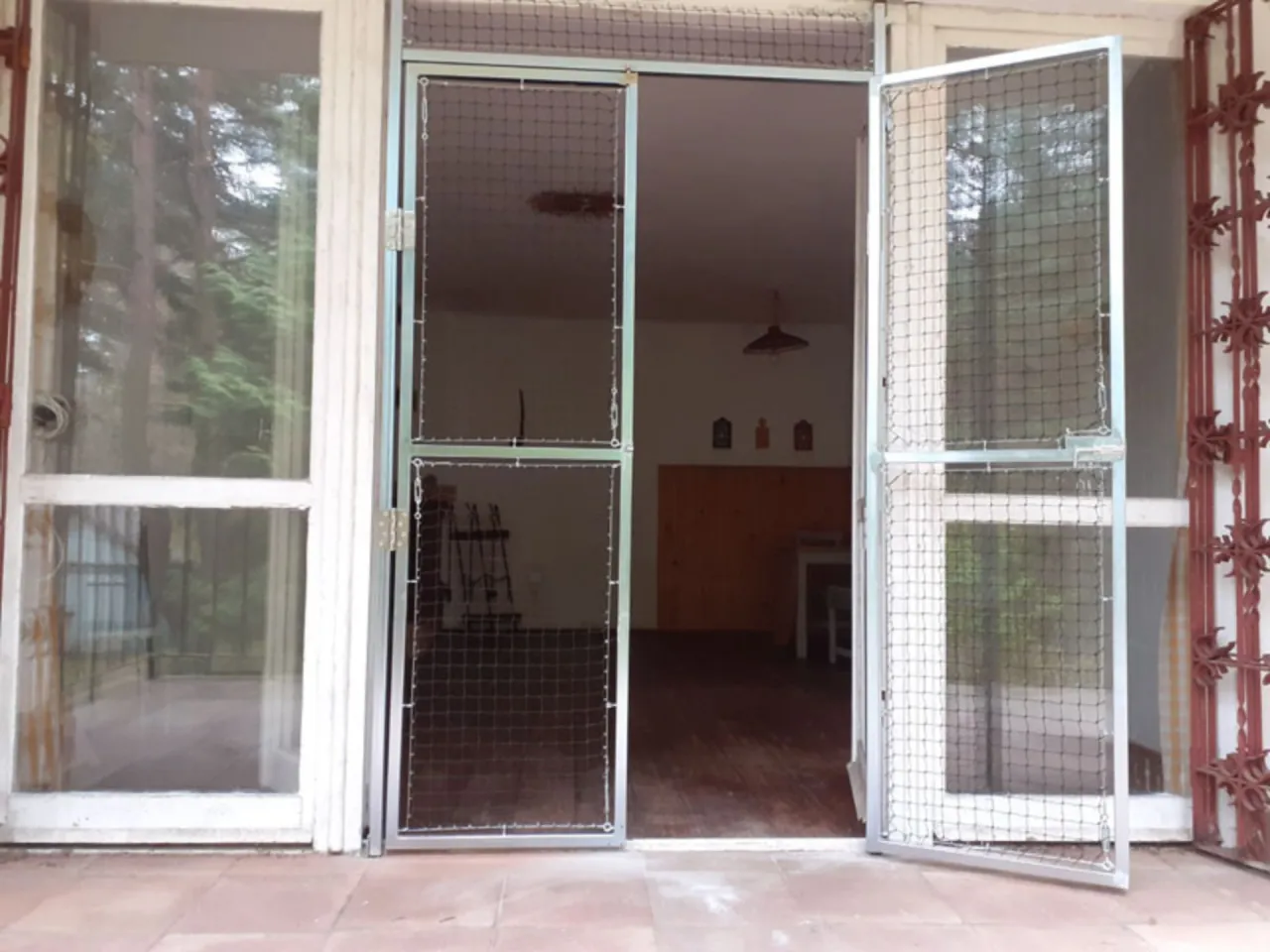 Drzwi balkonowe z zamontowanymi drzwiczkami dla kota