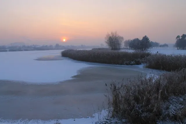 Ostr&oacute;w Wielkopolski zach&oacute;d słońca zalew