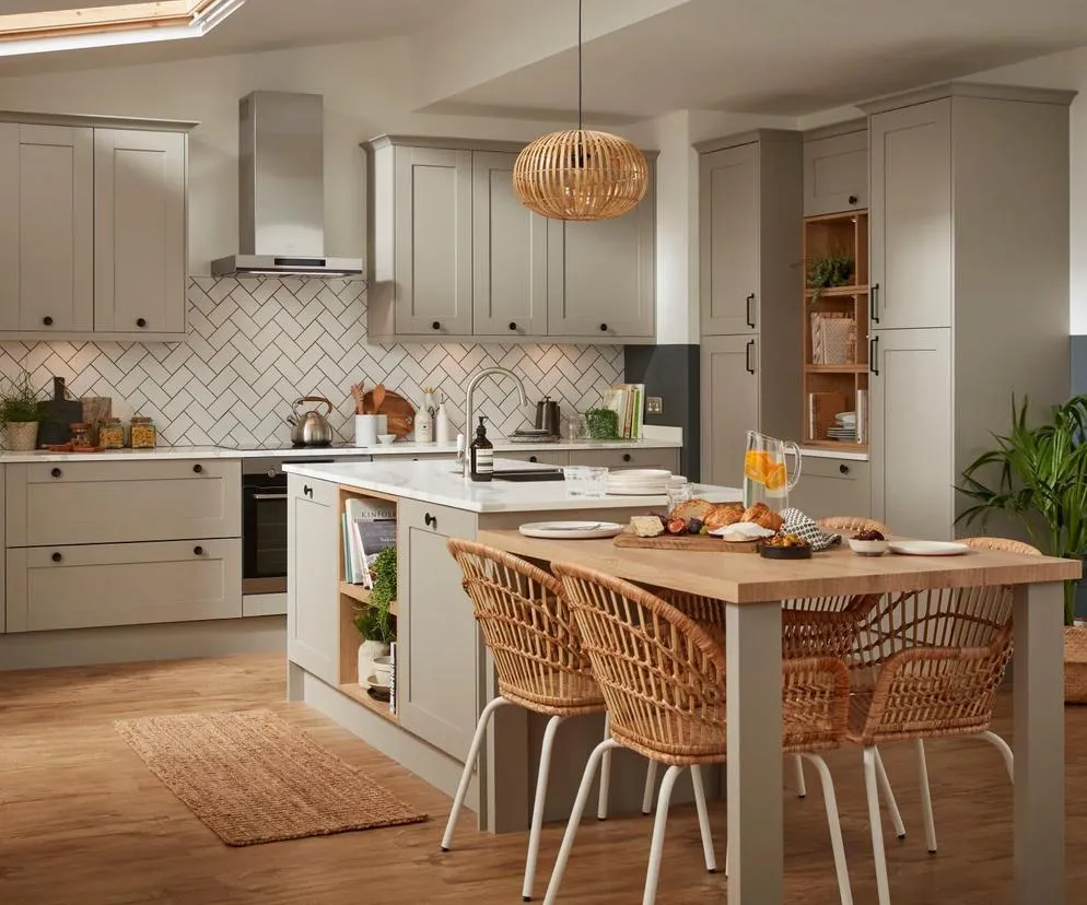 Beżowa kuchnia z drewnianym blatem inspiracje