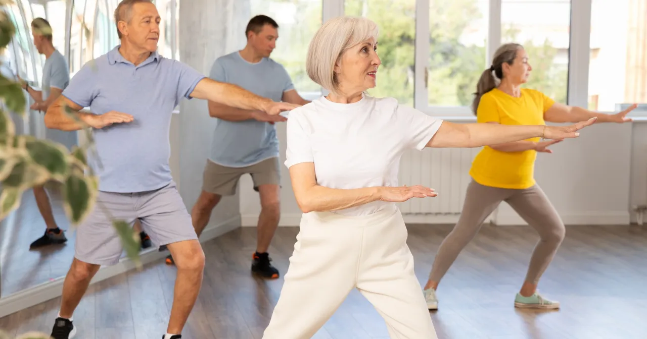 Seniorzy ćwiczą tai chi. Czy wysiłek szkodzi trzustce? Ruch i aktywność fizyczna są zdrowe dla wszystkich, niezależnie od wieku.