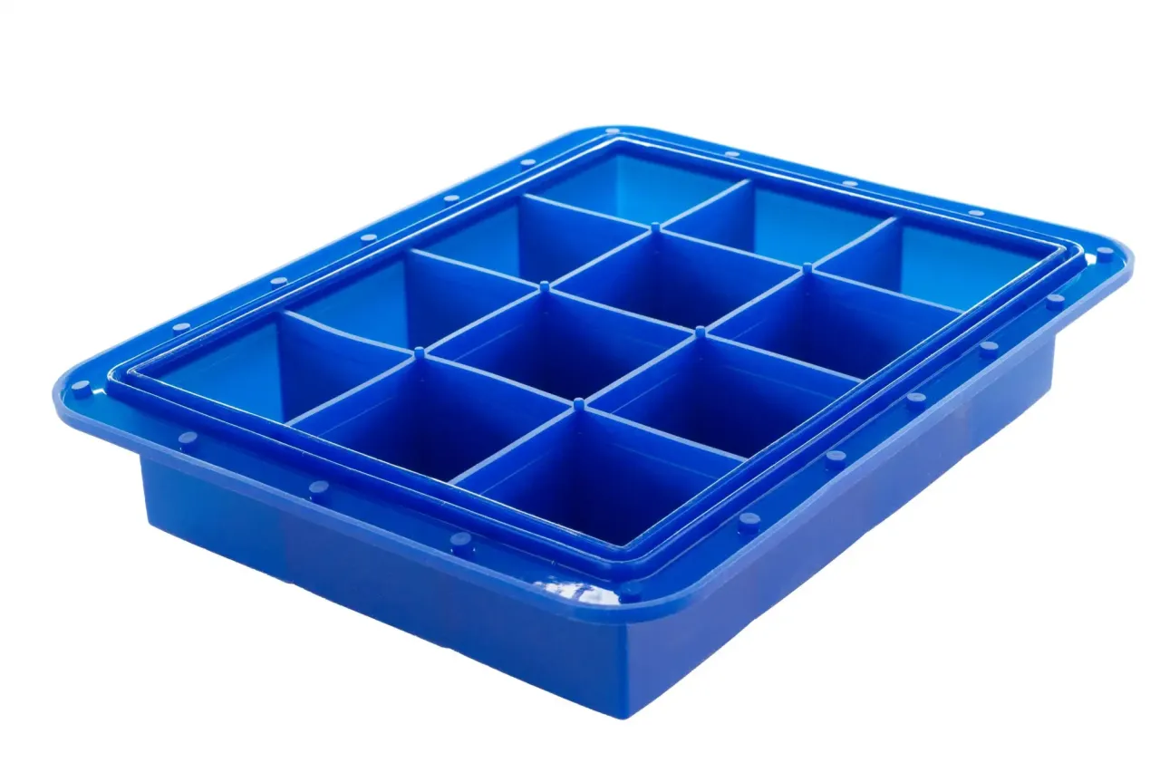 r&oacute;żne rodzaje foremek na l&oacute;d plastikowe silikonowe metalowe