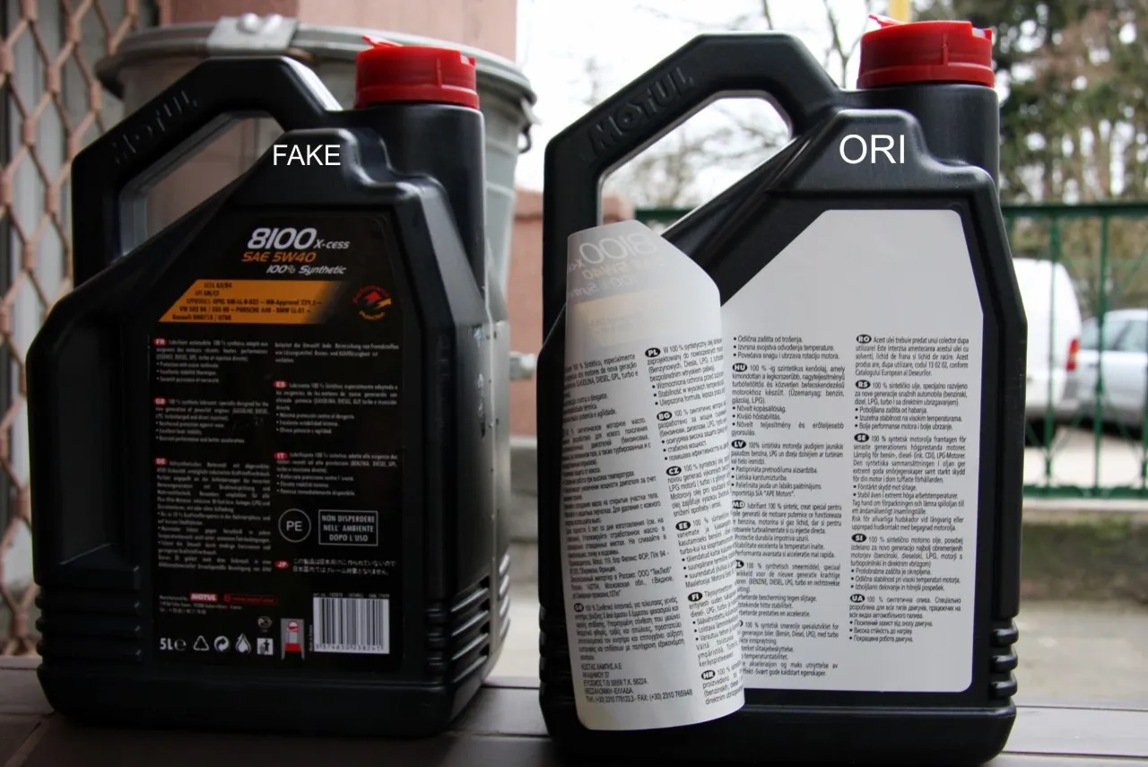 Dwie butelki oleju Motul 8100 X-cess SAE 5W30 4L. Jedna z nich jest oznaczona jako