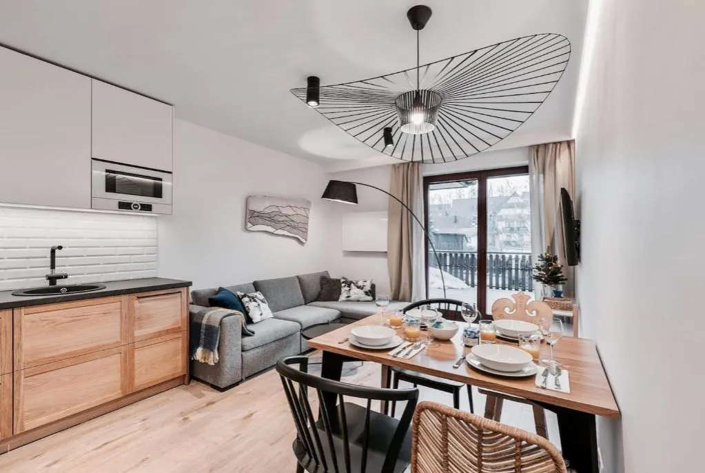 Wnętrze apartamentu Zakopane Wierchy aneks kuchenny i salon