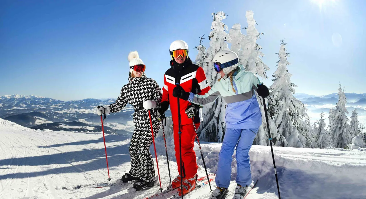 Narciarz w warstwowym ubiorze na stoku