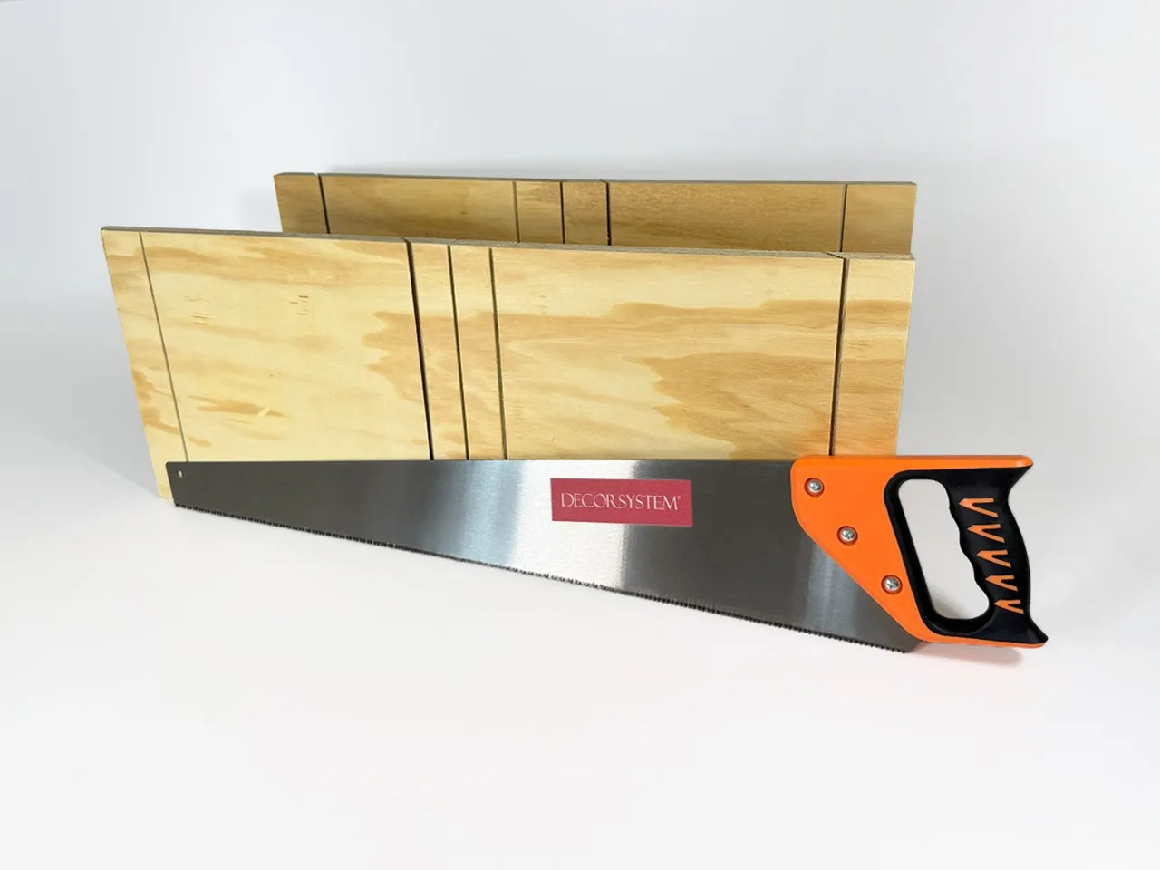 Cięcie paneli styropianowych nożykiem i skrzynką uciosową