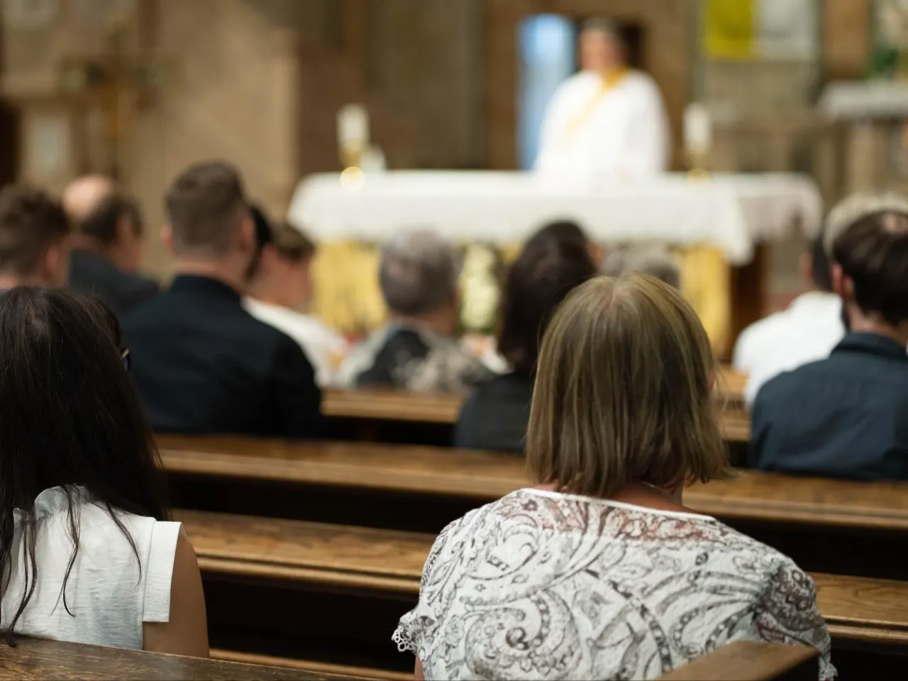 Kościół katolicki pełen wiernych msza