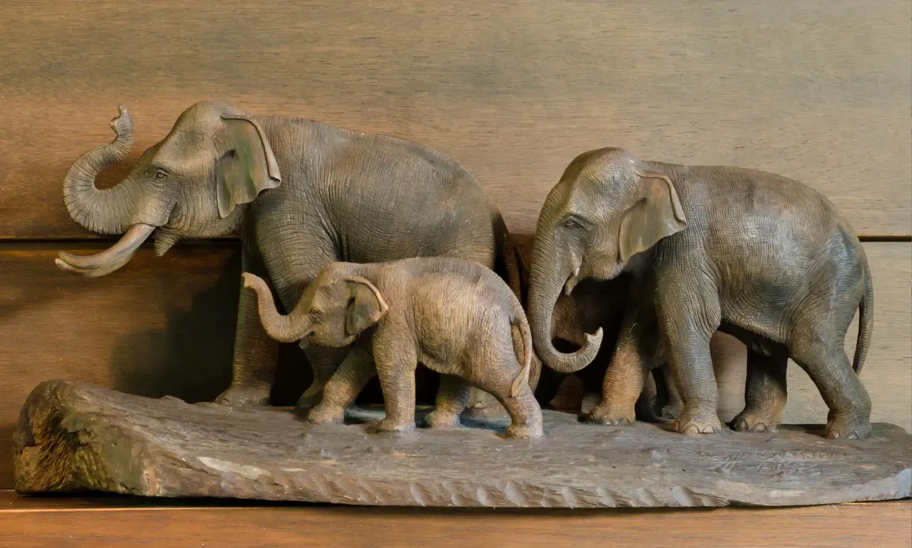 tajskie rękodzieło, rzeźby z drewna tekowego, jedwabne szale tajlandia