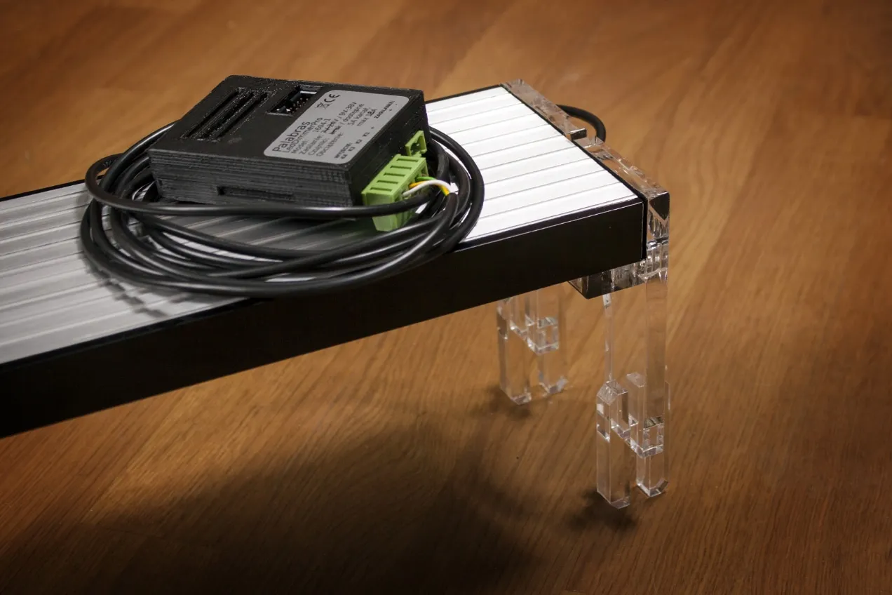 Elementy do samodzielnego wykonania oświetlenia do akwarium: aluminiowa listwa, sterownik Palabras i przezroczyste podp&oacute;rki.