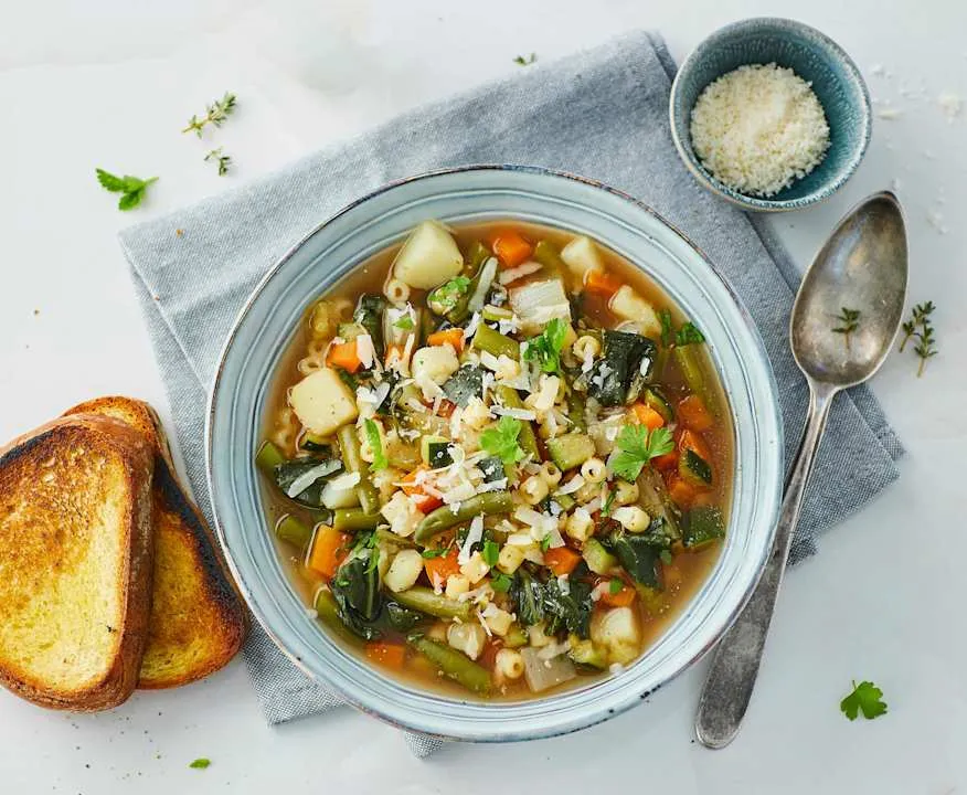 Verdure miste fresche per minestra napoletana