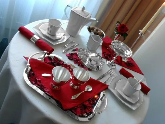 Romantyczna kolacja w domu, elegancko nakryty st&oacute;ł