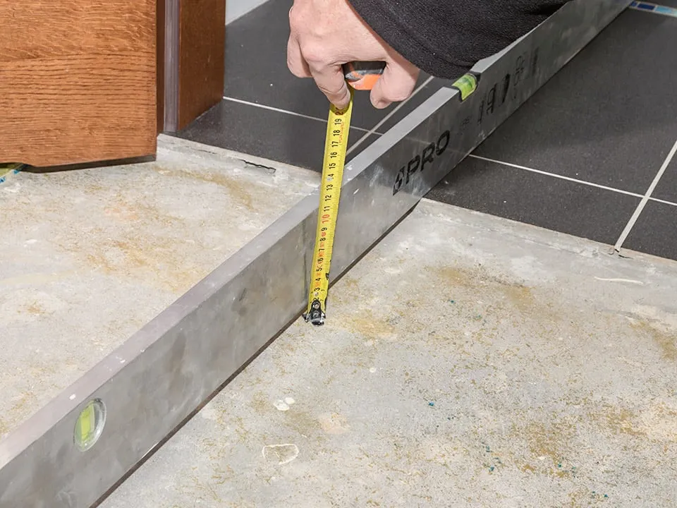 nierówne podłoże przed wylewką samopoziomującą