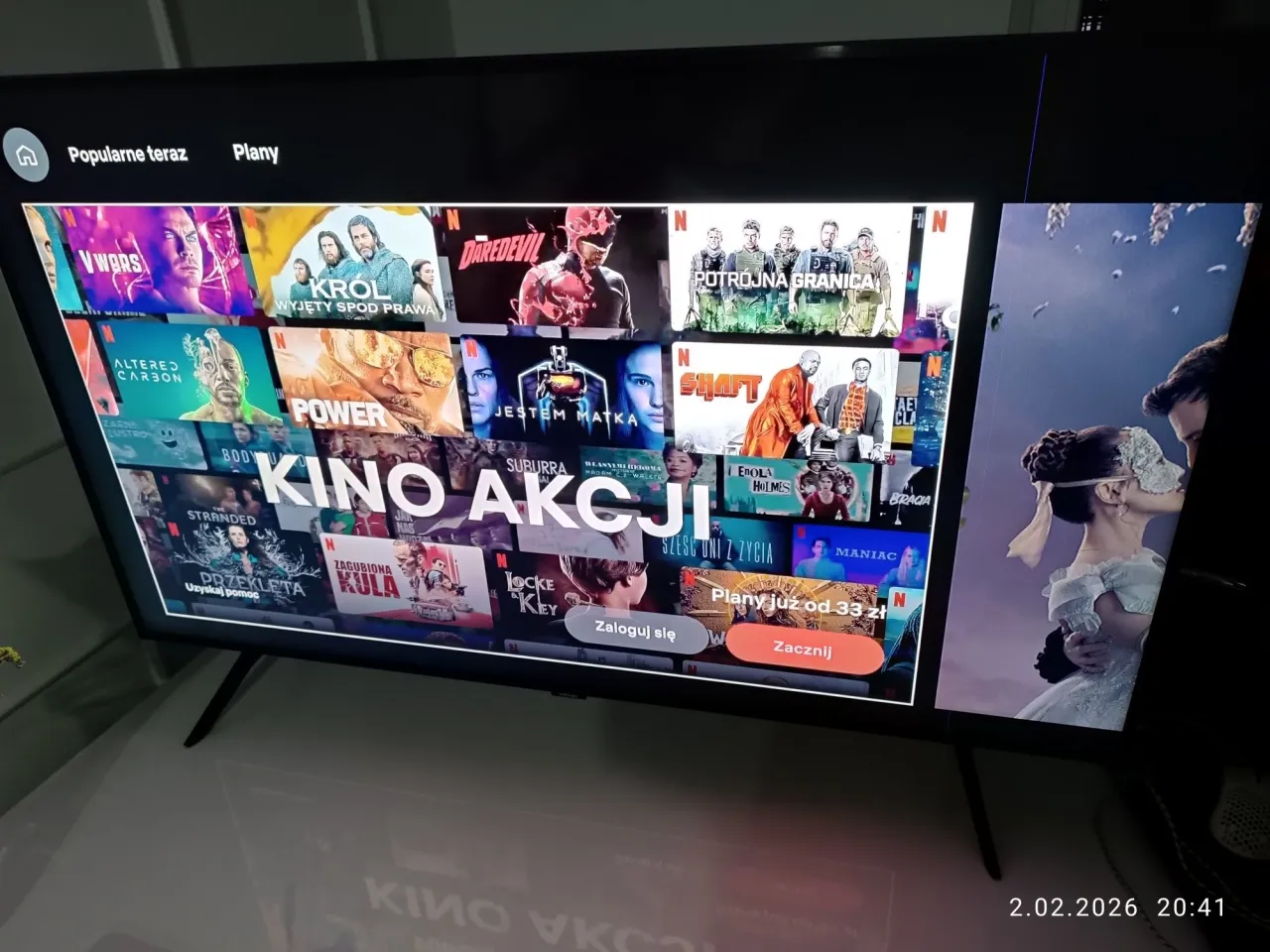 nowoczesny salon z telewizorem smart tv z interfejsem aplikacji netflix youtube