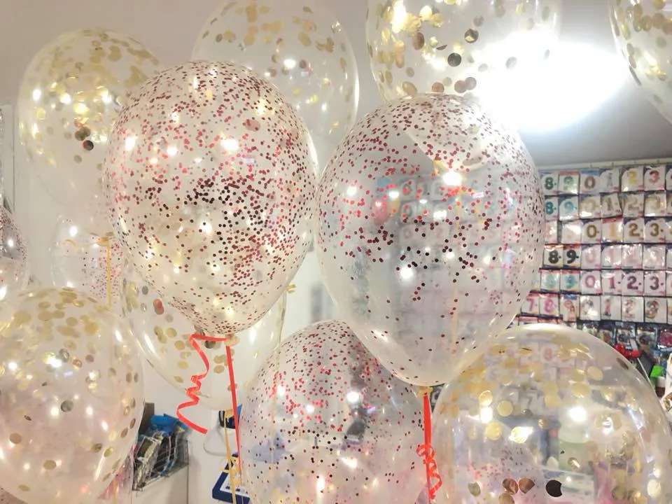 konfetti jako dekoracja stołu i w balonach