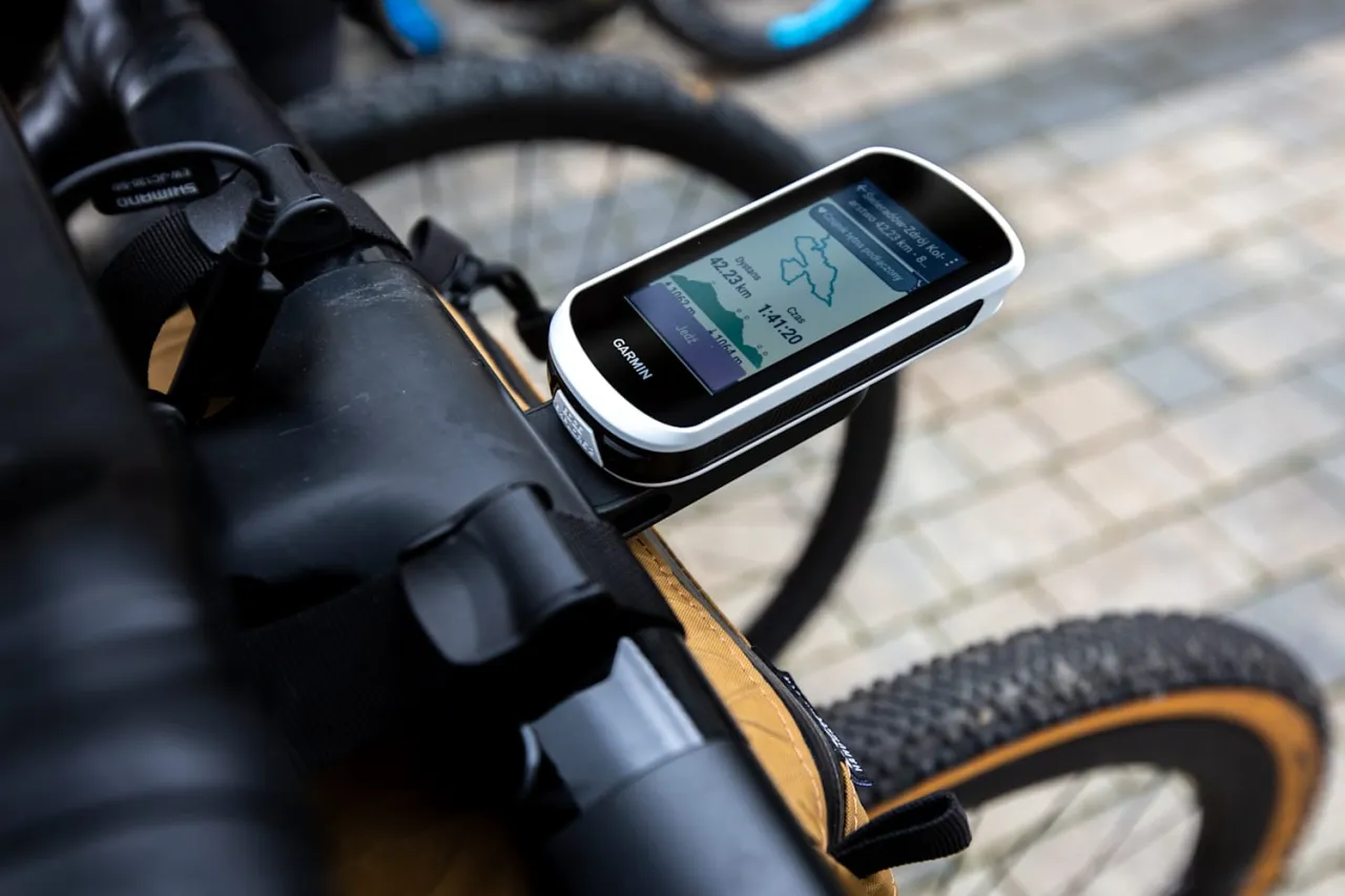 Rowerzysta korzystający z nawigacji GPS