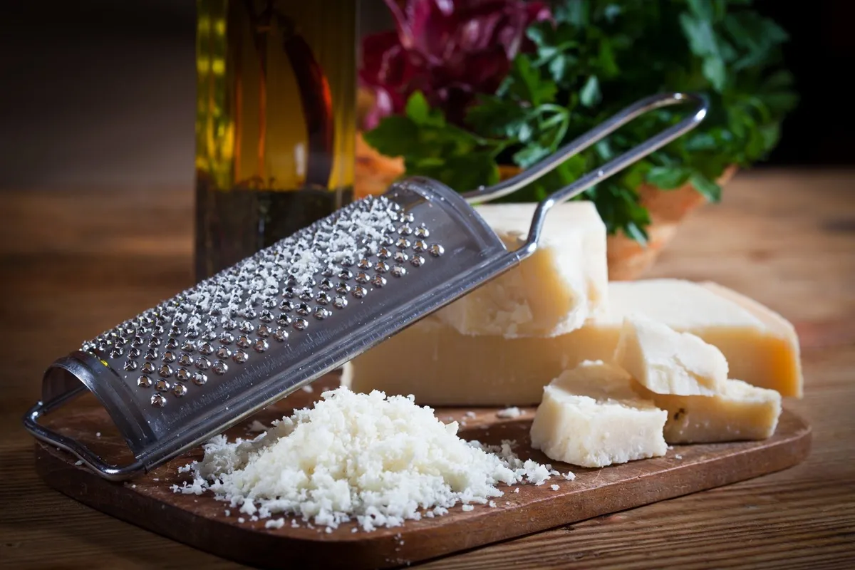 por&oacute;wnanie Parmigiano Reggiano Grana Padano sk&oacute;rka