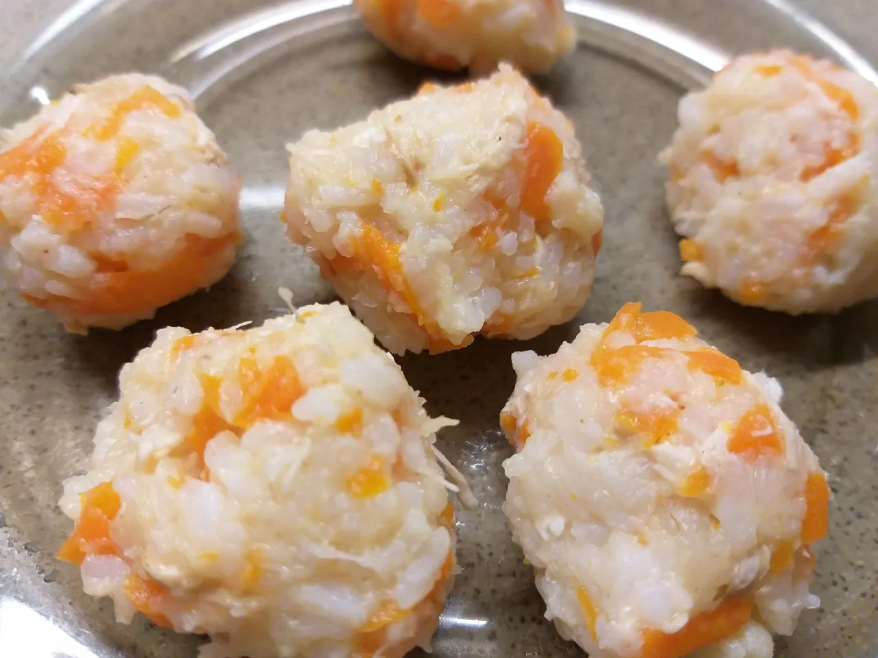 Szczęśliwe niemowlę jedzące ryż z warzywami