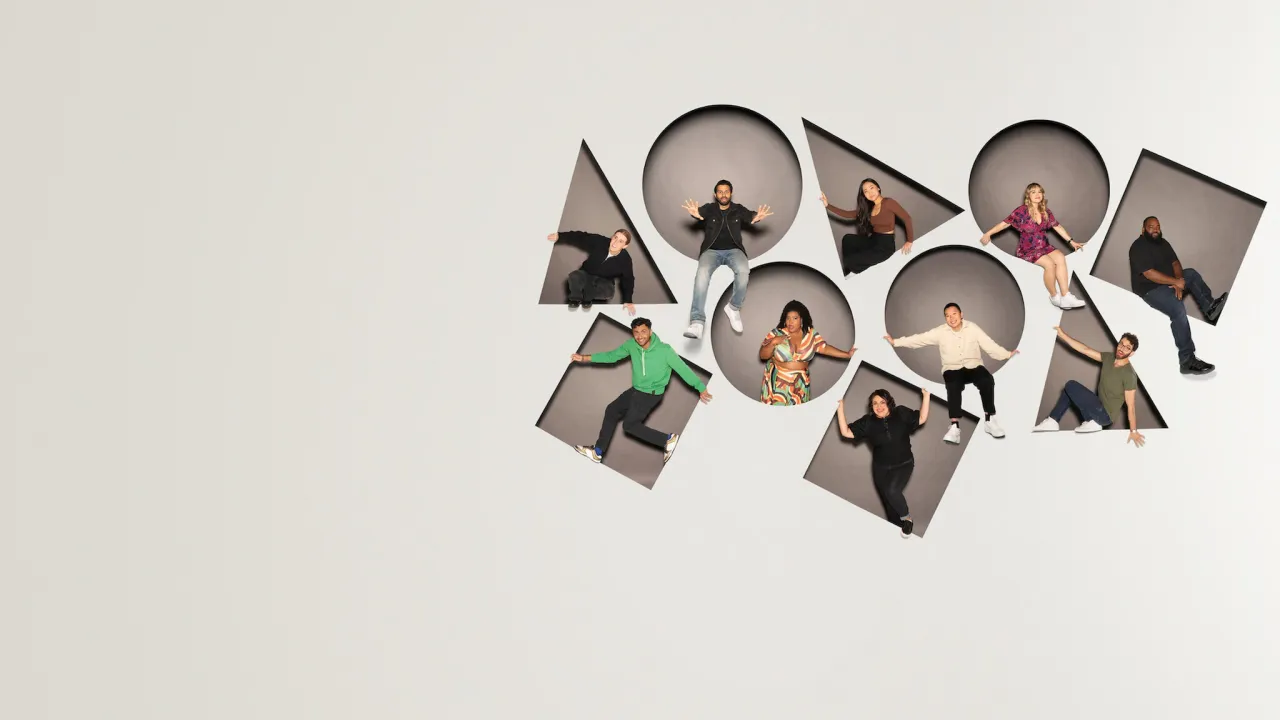 Dziewięcioro ludzi, w tym amerykański komik stand up, siedzi w geometrycznych kształtach.