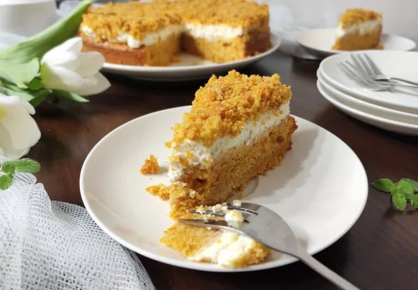 gotowe ciasto marchewkowe z kremem