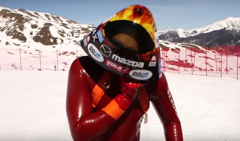 narciarz w zbroi na narty