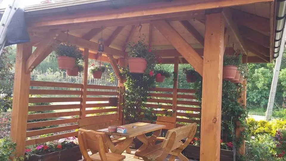 różne style altan z bali z grillem inspiracje