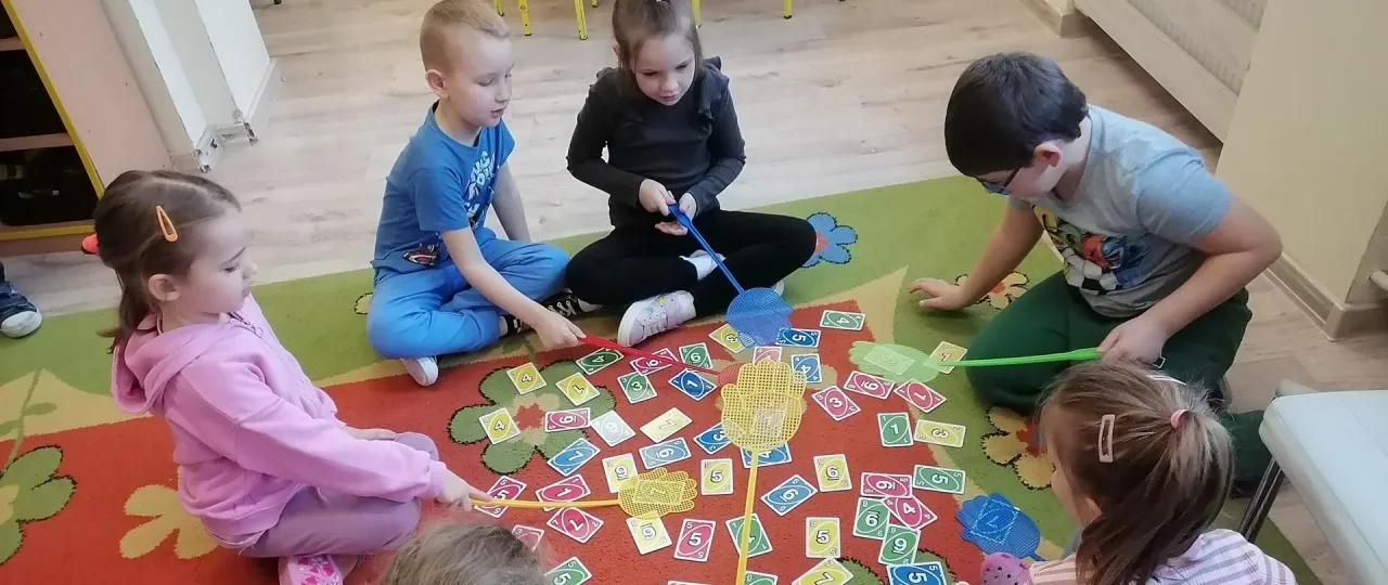 Dzieci pracujące nad projektem edukacyjnym w przedszkolu