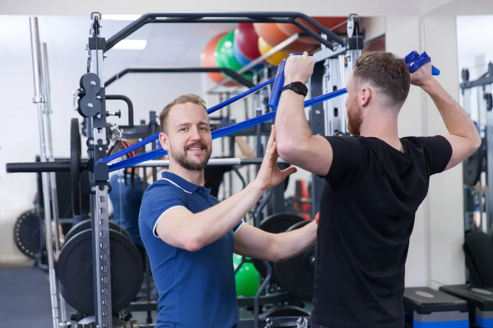 osoba trenująca na siłowni