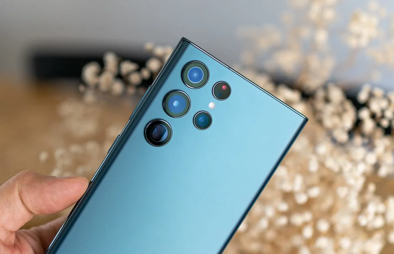 Jak ustawić aparat w Samsung S22? Widok modułu aparatów z tyłu telefonu.