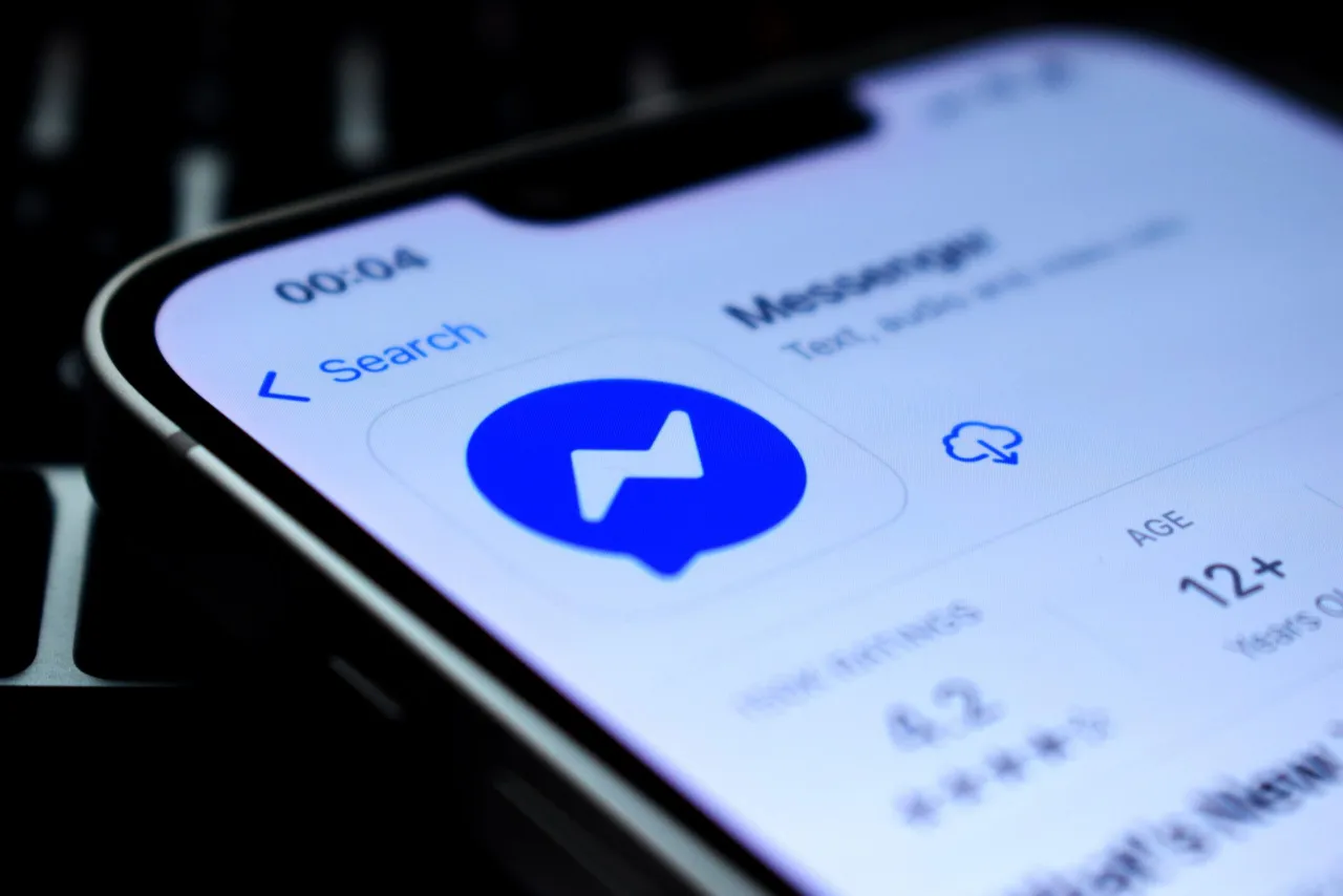 Ekran telefonu z ikoną Messengera i napisem 