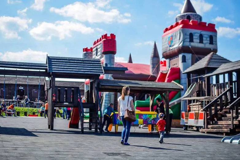 Zamek Ogrodzieniec z dziećmi